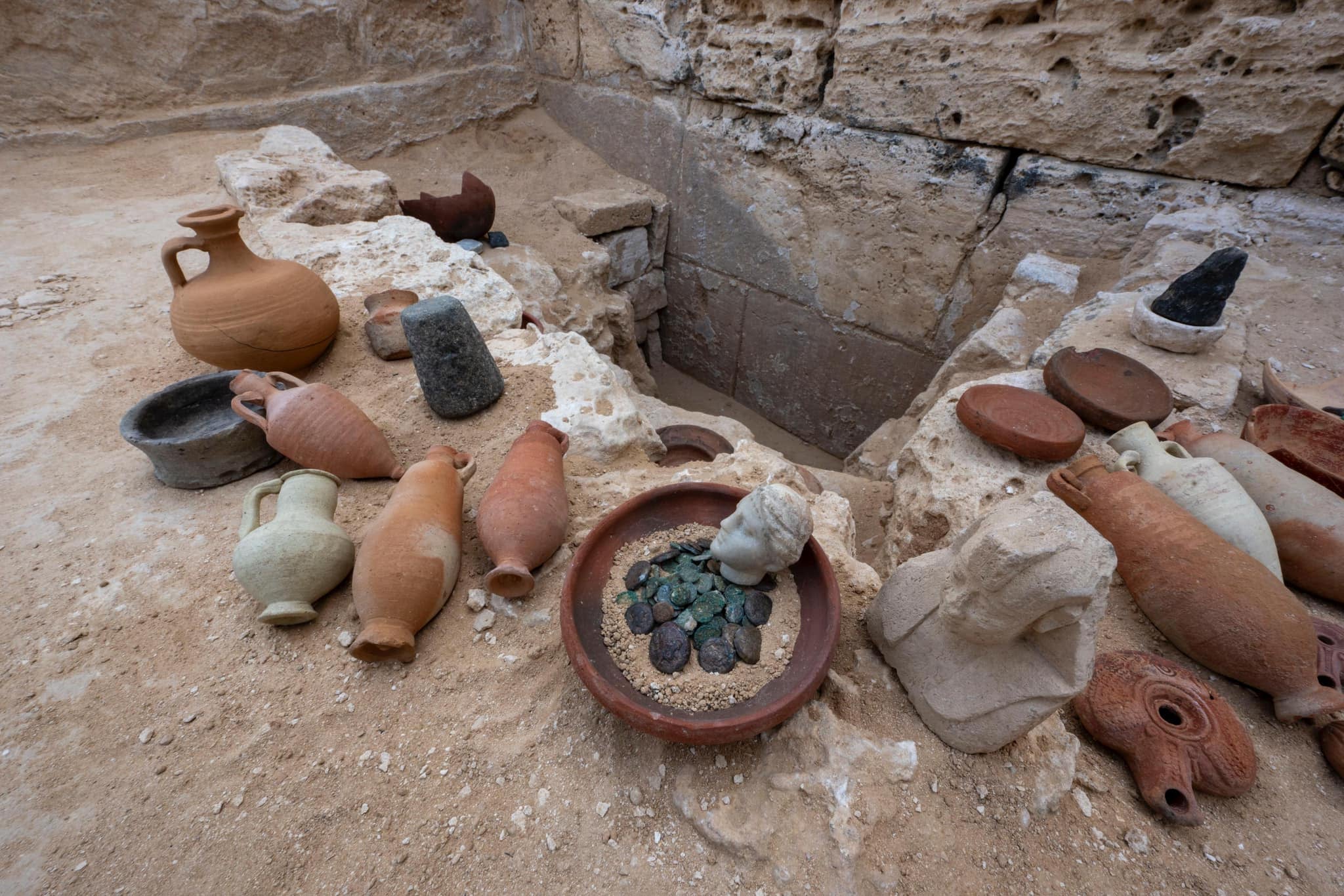 Objetos de cerámica y otros artefactos desenterrados en el yacimiento de Alejandría occidental