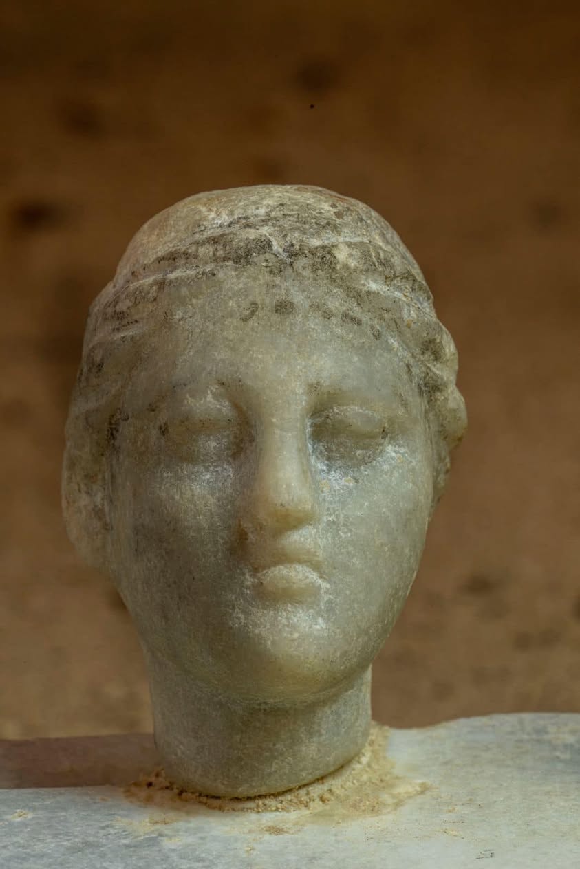 Busto femenino con diadema que podría representar a Cleopatra VII