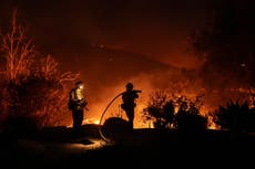 Orden de evacuación por incendio en Malibú afecta a 20.000, incluyendo Dick Van Dyke y Cher