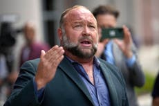 Juez rechaza puja ganadora de The Onion y permite a Alex Jones quedarse con Infowars