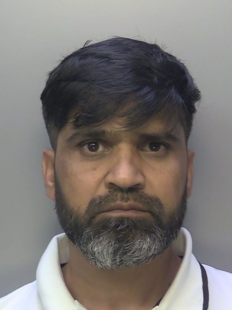 Urfan Sharif fue detenido en el aeropuerto de Gatwick cuando regresaba de Pakistán