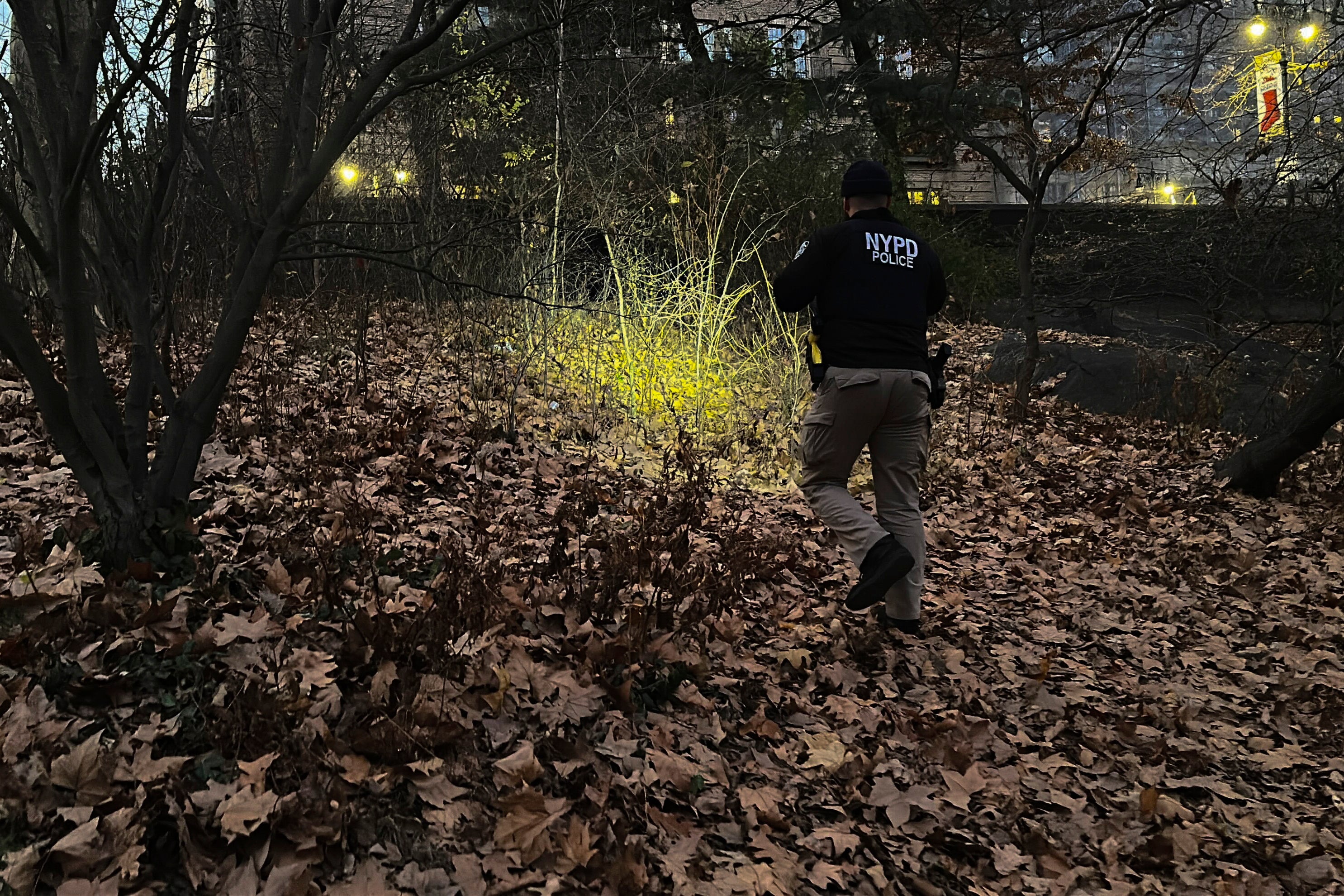 Agentes de policía examinan una zona boscosa de Central Park y descubren una mochila