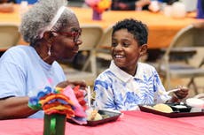 Baja el número de abuelos que crían a sus nietos en EEUU, según nuevos datos