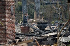 Los bomberos combaten el incendio de Malibú entre previsiones de un clima más favorable