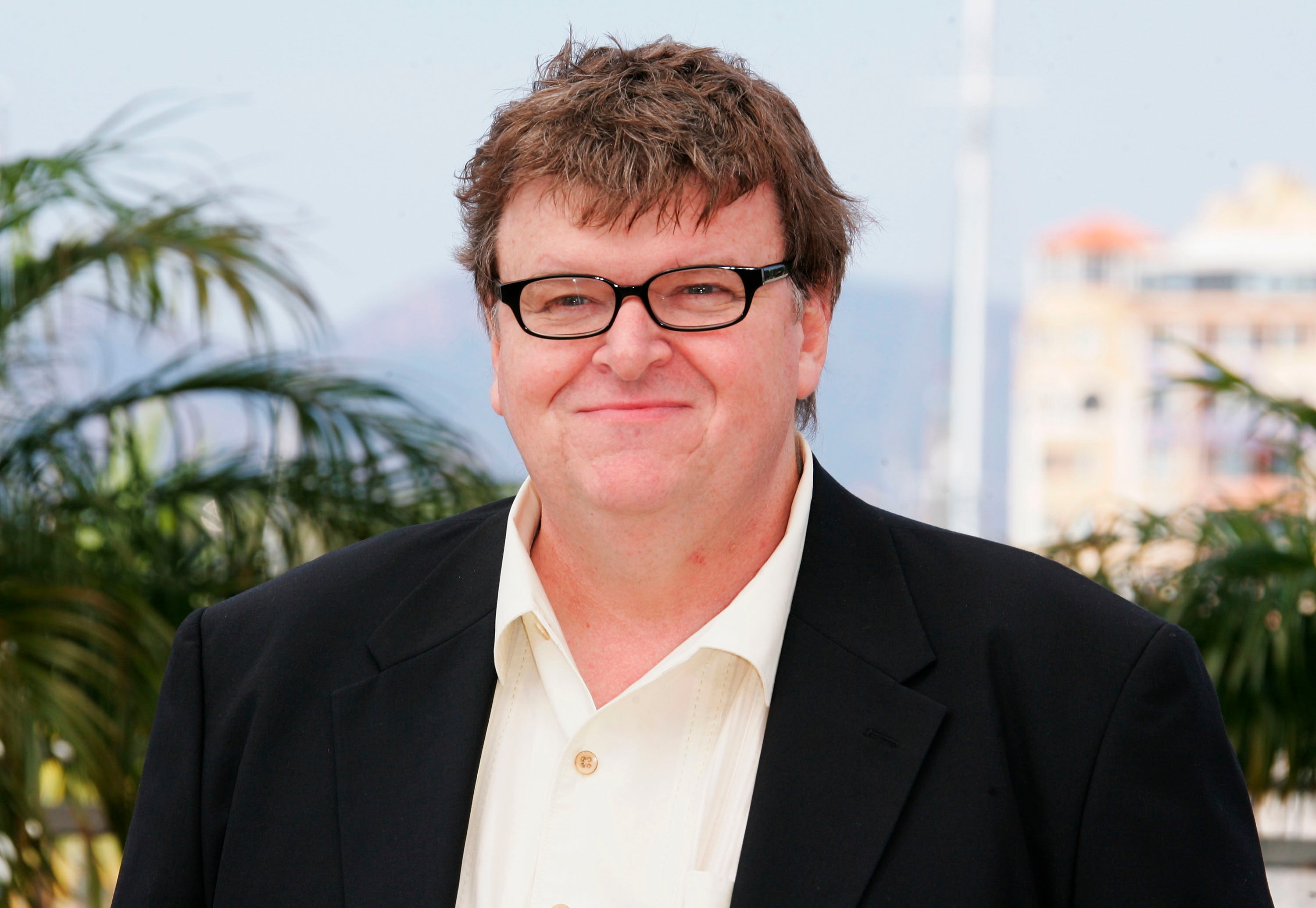 Documentalista estadounidense Michael Moore responde al mensaje en las balas de Luigi Mangione