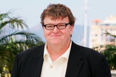 Documentalista estadounidense Michael Moore responde al mensaje en las balas de Luigi Mangione