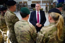 El gobierno británico compensará a veteranos homosexuales y lamenta el trato que recibieron