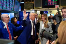 Trump toca la campana de apertura en Wall Street; Time lo nombra Persona del Año