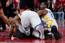 Kerr califica de ‘inconcebible’ la falta que causó derrota de Warriors ante Rockets en NBA Cup