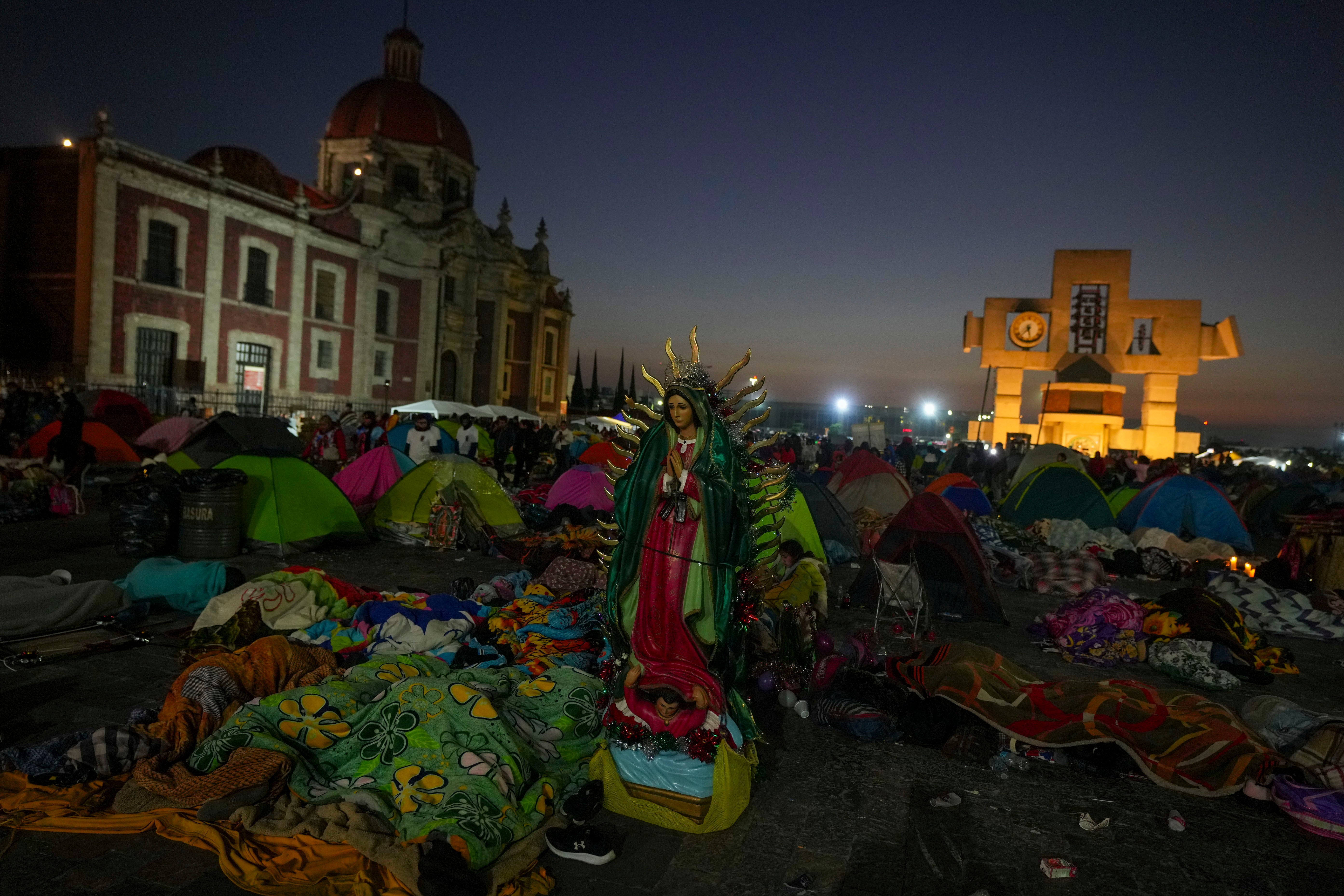 Fervor por la Virgen de Guadalupe une a miles de mexicanos entre llamados a tregua de la Iglesia