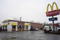 Empleado de McDonald’s que llamó al 911 sobre asesino de CEO podría recibir recompensa, pero tardará