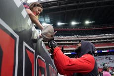 Nico Collins afirma que fue multado por lanzar un balón a un niño tras anotar un TD