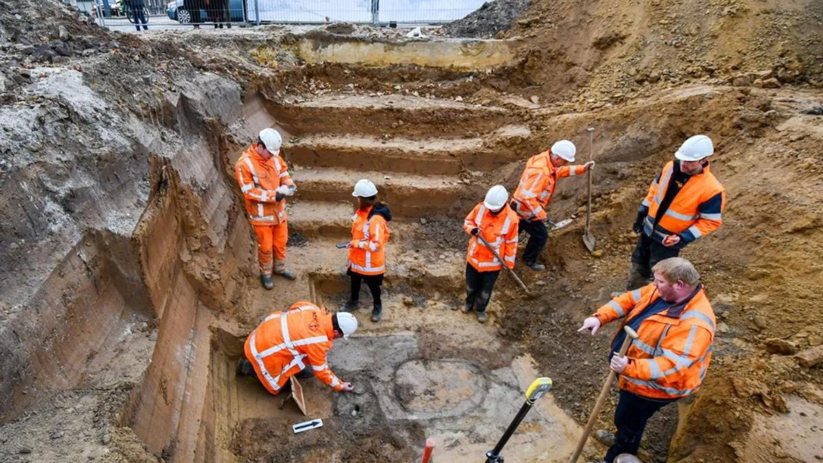 Arqueólogos excavan la tumba de un soldado romano