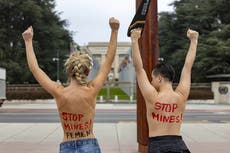 Detienen a mujeres en topless por vandalizar escultura cerca de edificio de ONU durante protesta