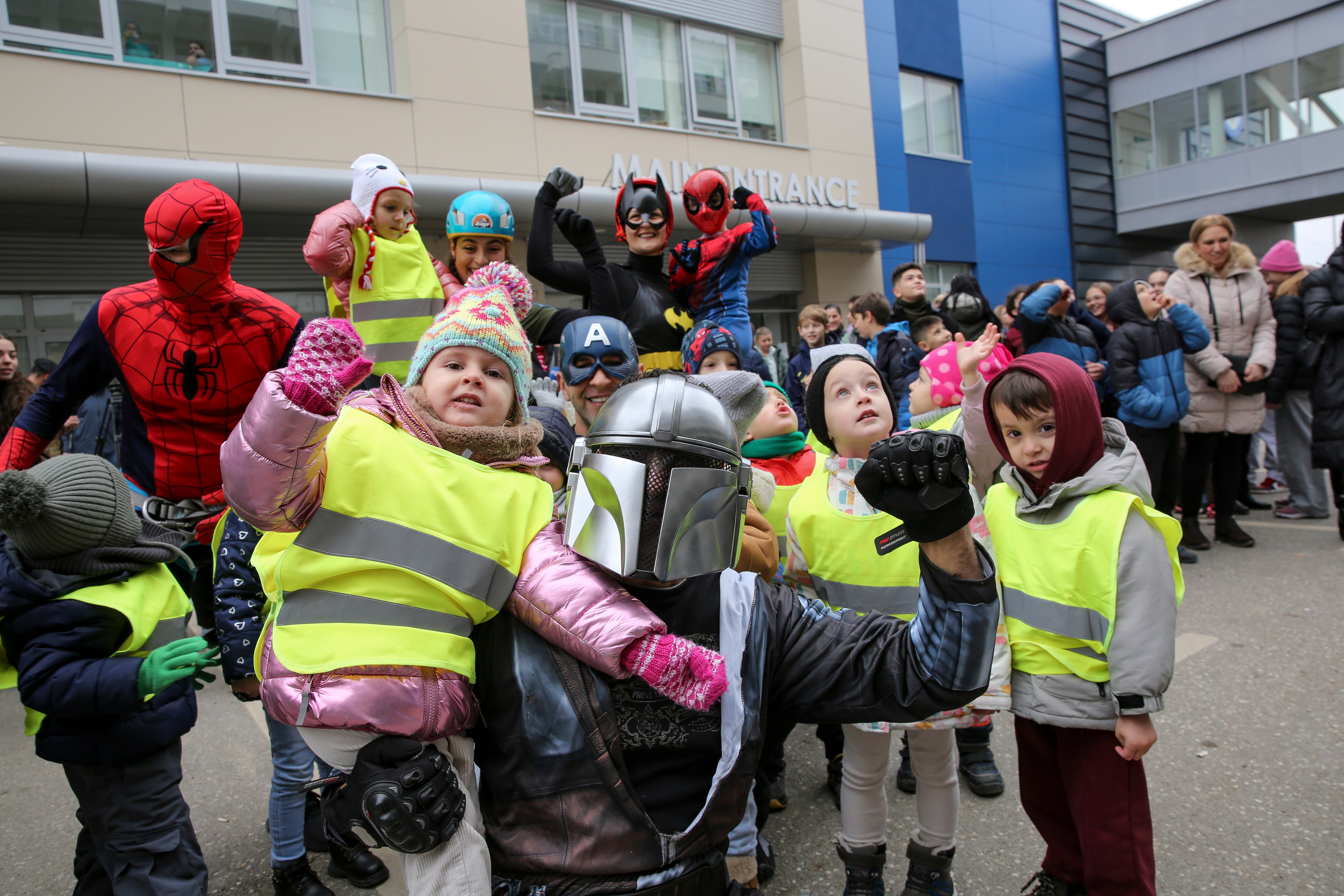 KOSOVO-NIÑOS CON CÁNCER-SUPERHÉROES
