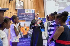 Sophia, el famoso robot e ícono global de la IA, conquista la feria de innovación de Zimbabue