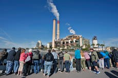 Jóvenes activistas se enfrentan a una agencia gubernamental en una demanda climática en Florida