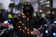Varitas luminosas de K-pop dominan protestas que impulsaron juicio político a presidente surcoreano