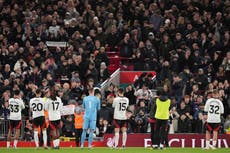 Con 10 jugadores, Liverpool empata ante Fulham en la Premier, pero Arsenal desaprovecha