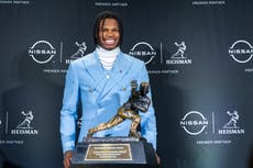 Travis Hunter de Colorado gana Trofeo Heisman al mejor jugador de fútbol universitario