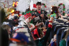 Un vuelo lleva a niños a visitar a Santa en una recreación del Polo Norte en un hangar de Denver