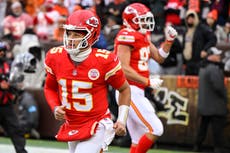 Mahomes lanza 2 pases de TD antes de salir lesionado en victoria de Chiefs 21-7 sobre Browns