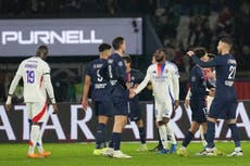 Árbitro detiene brevemente partido entre PSG y Lyon por cánticos homofóbicos en la Liga 1 francesa