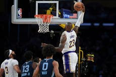 Anthony Davis anota 40 puntos y LeBron James 18 en su regreso y Lakers ganan a Grizzlies 116-110