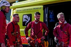 Rescatistas en Italia intentan liberar a una espeleóloga atrapada bajo tierra