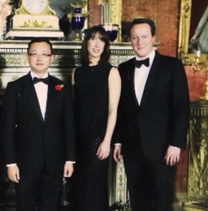 Yang Tengbo fotografiado con el ex primer ministro David Cameron y su esposa Samantha