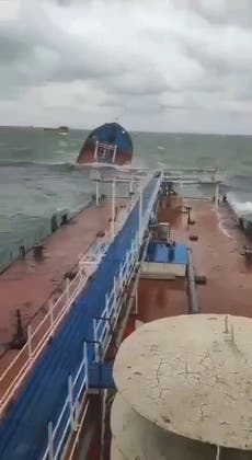 Barcos rusos dañados derraman unas 3.700 toneladas de petróleo en el estrecho de Kerch