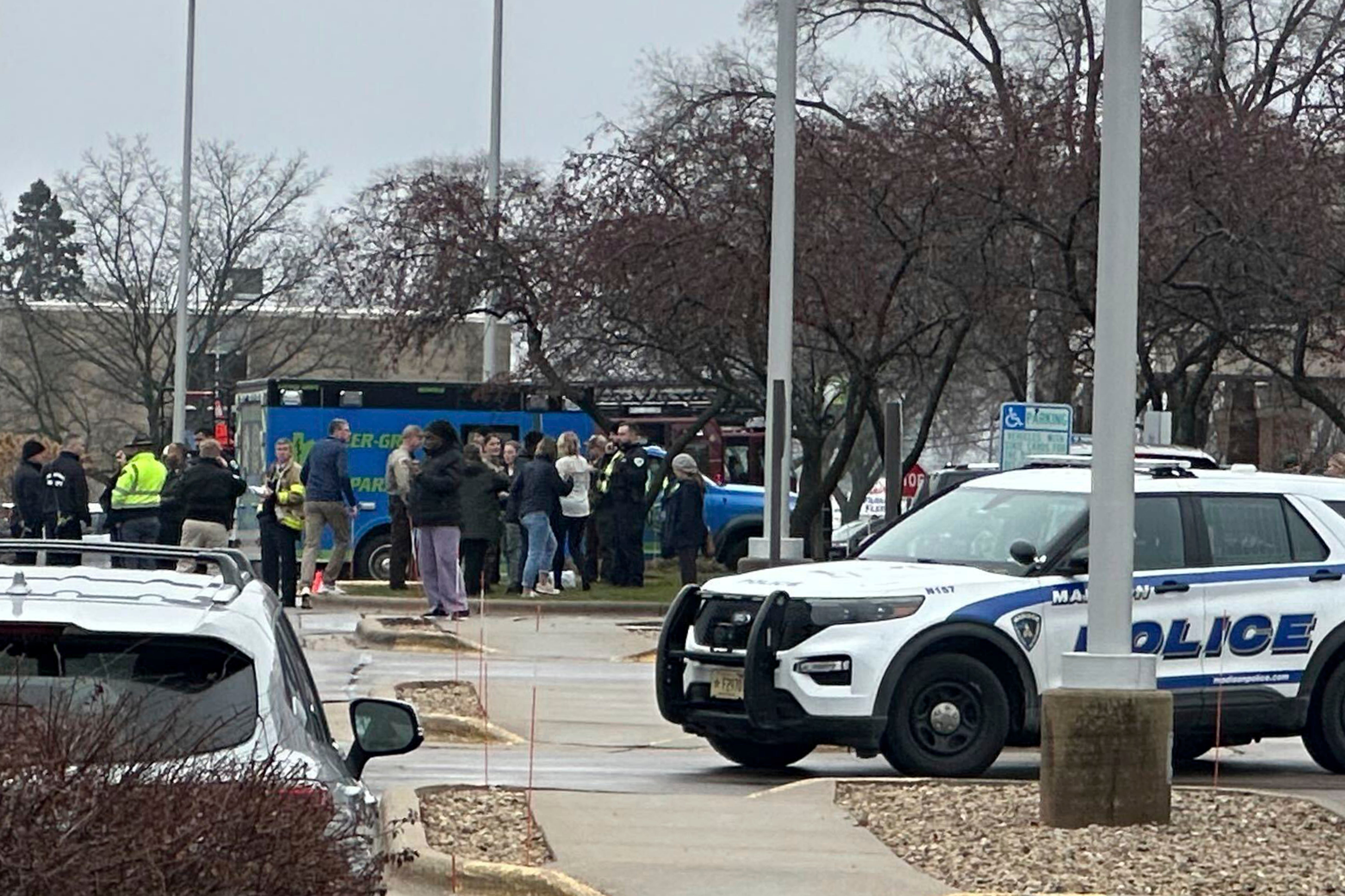 Vehículos de emergencia fotografiados fuera de la clínica SSM Health en Madison, Wisconsin, donde los padres están siendo reunificados con los niños después de un tiroteo en la Escuela Cristiana Abundant Life