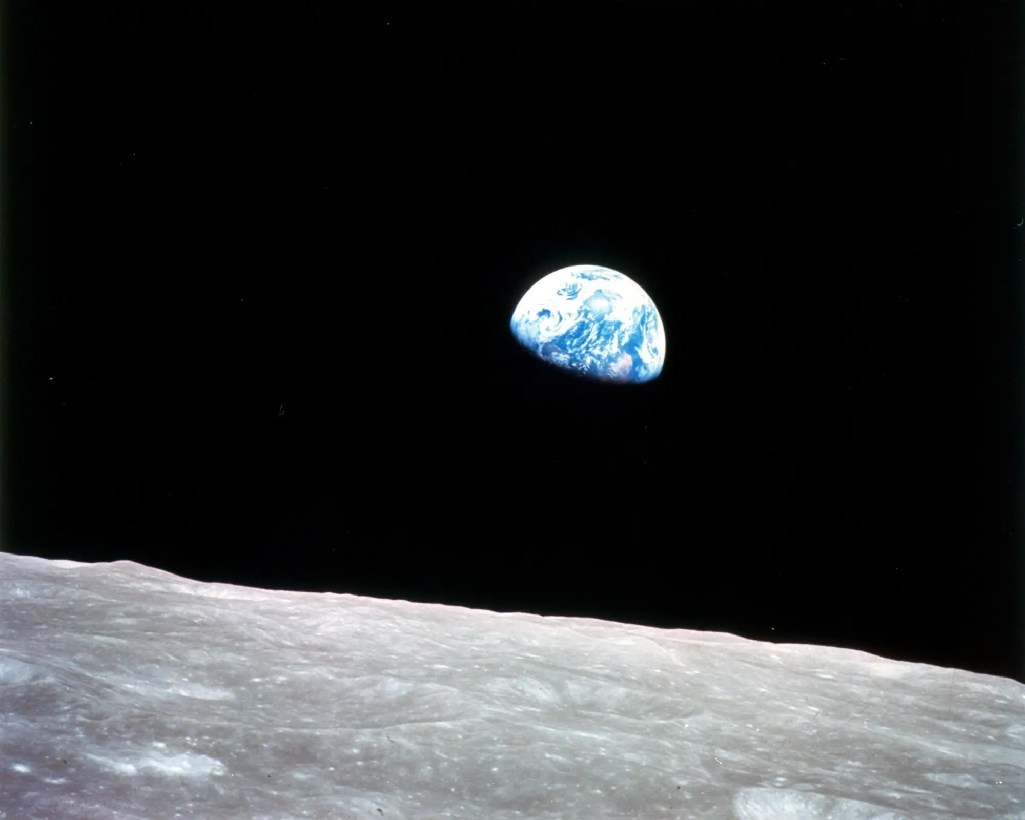 La icónica imagen “Earthrise” muestra la Tierra apareciendo sobre el horizonte lunar en la Nochebuena de 1968. Los científicos afirman que la Tierra ha cruzado seis de los nueve límites que definen un espacio operativo seguro para la humanidad