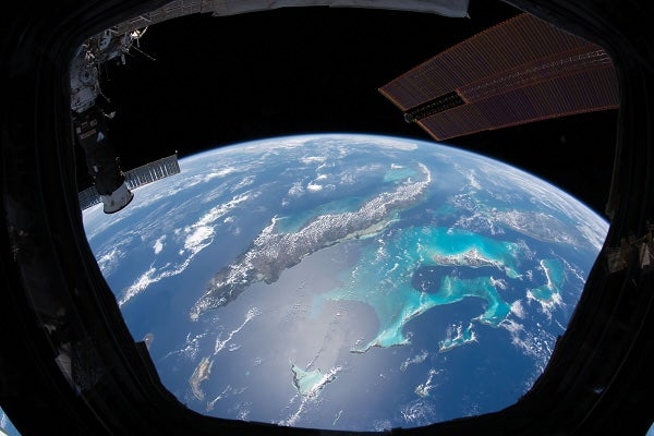 El sur de Florida y el Caribe vistos desde la Estación Espacial Internacional. La Tierra, hogar de 8.200 millones de personas, podría estar en declive, según un nuevo análisis