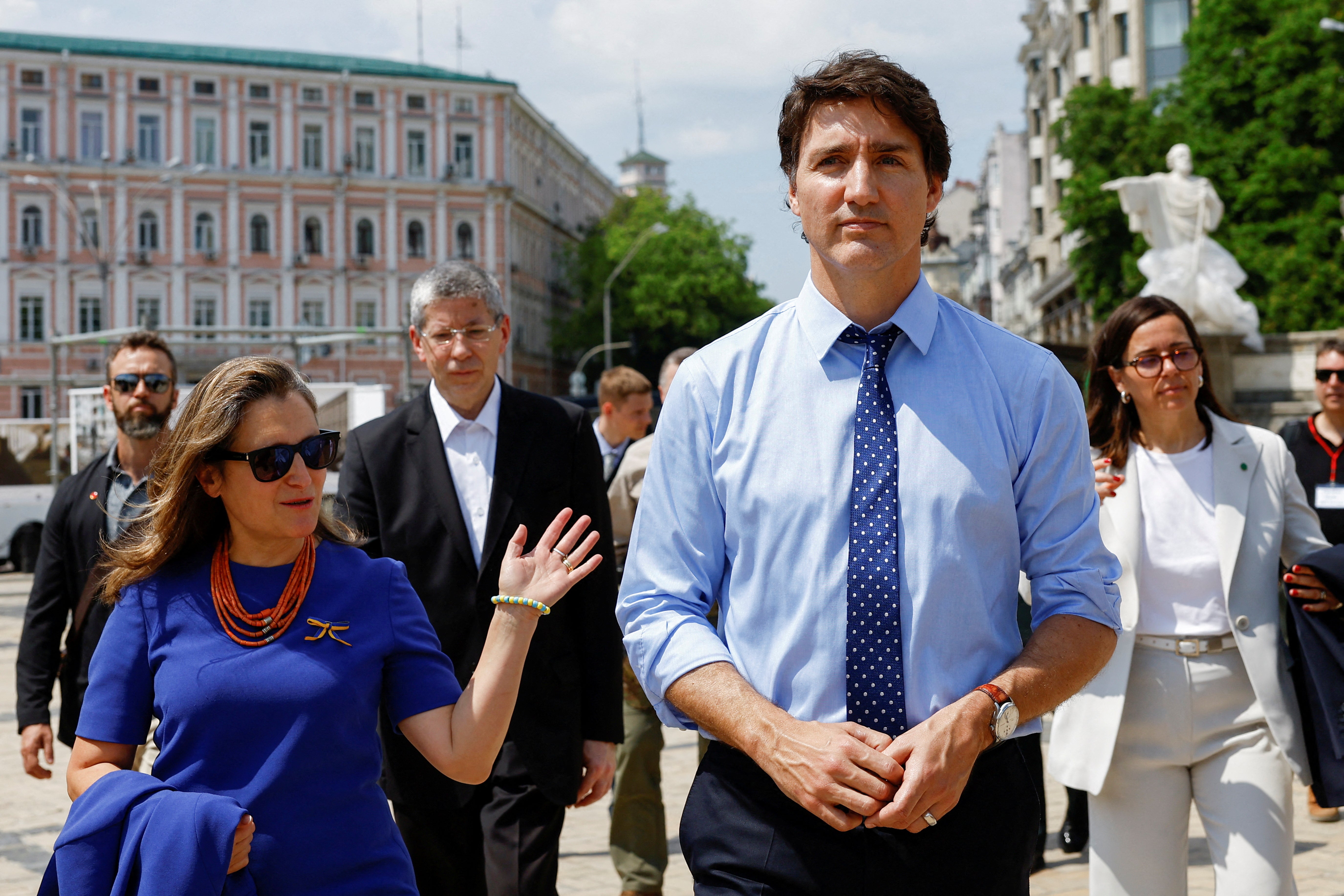 Archivo: el primer ministro canadiense, Justin Trudeau, acompañado por la ministra de Economía, Chrystia Freeland, en Kyiv (Ucrania)