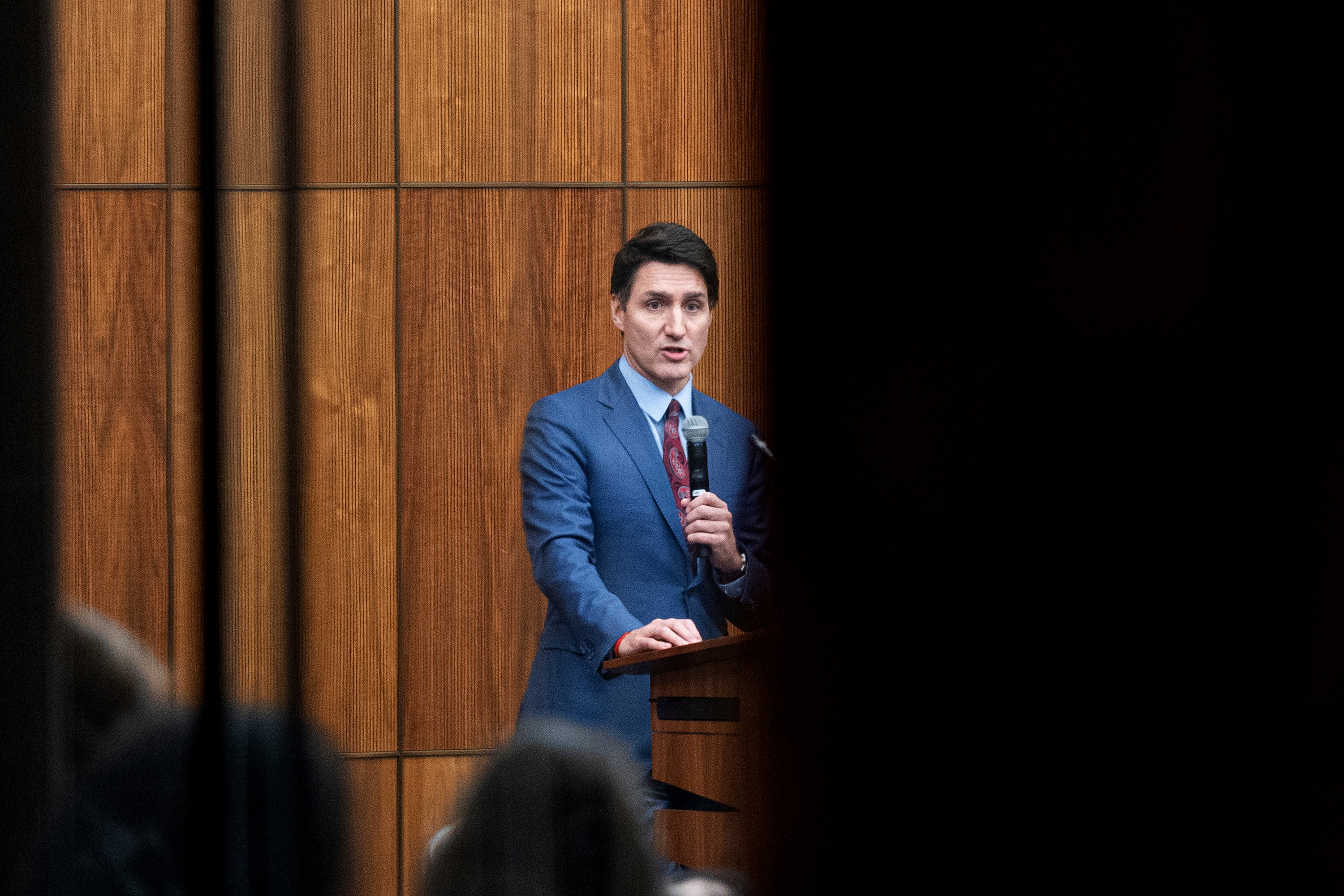 El primer ministro de Canadá, Justin Trudeau, es fotografiado mientras habla con miembros de su partido en Ottawa (Ontario) el lunes