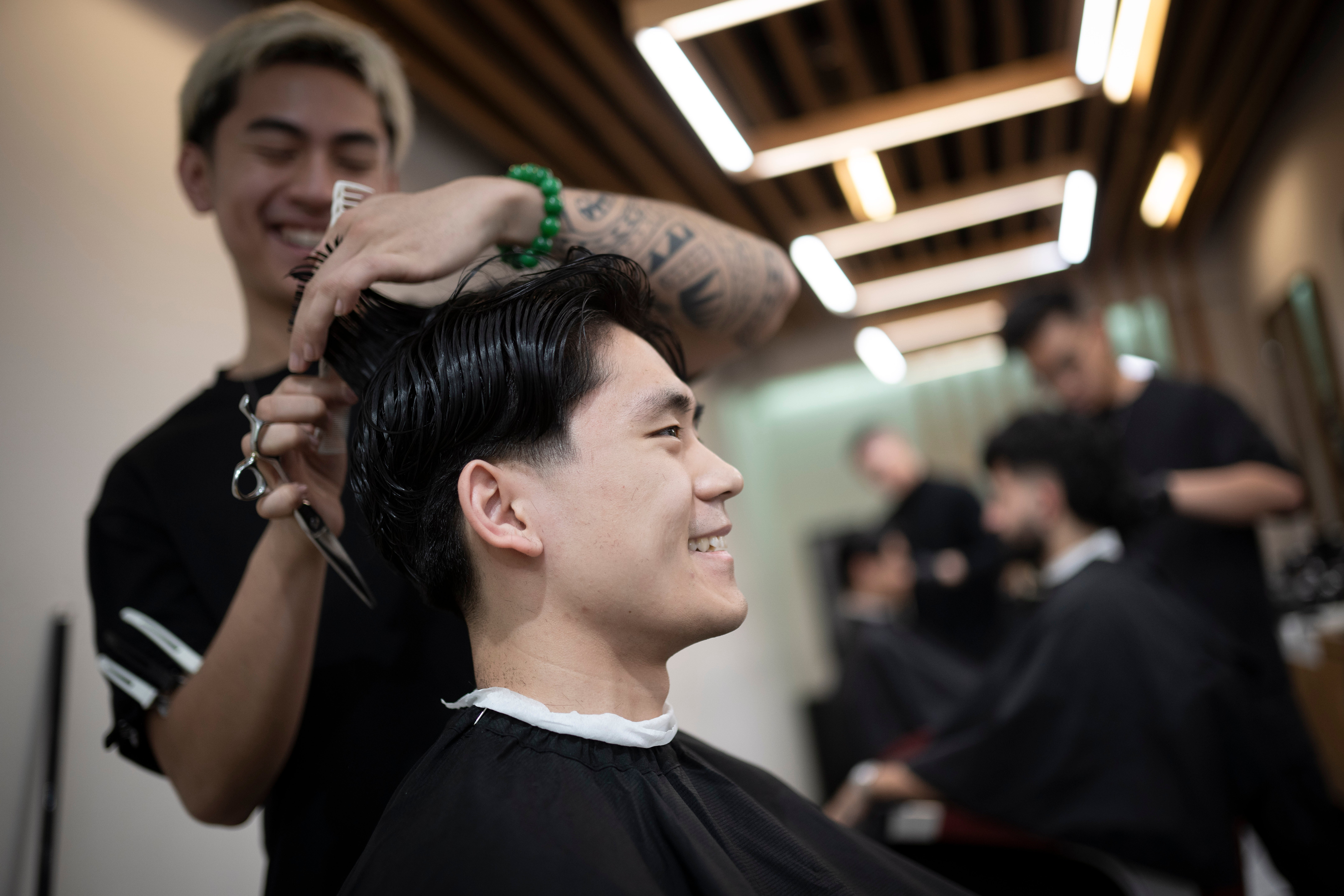 Un hombre joven en una barbería