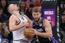 Jokic logra otro triple-doble mientras los Nuggets resisten 130-129 a los Kings