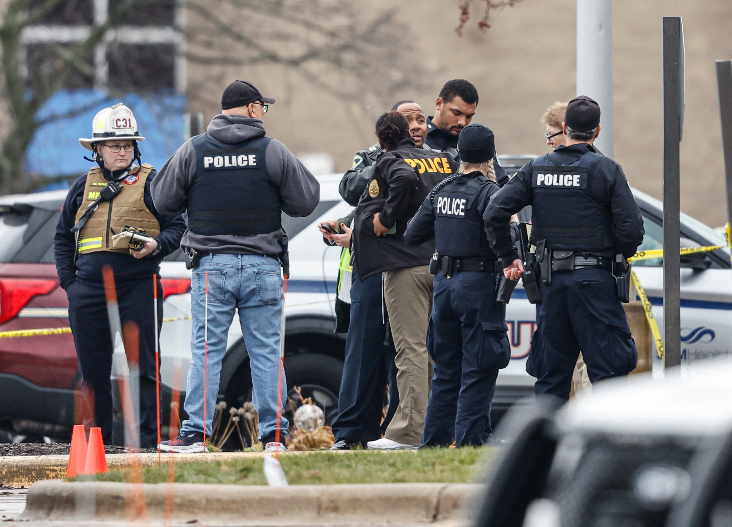 La policía se reúne en un centro de reunificación después de un tiroteo en la escuela cristiana Abundant Life en Madison, Wisconsin, EE. UU.