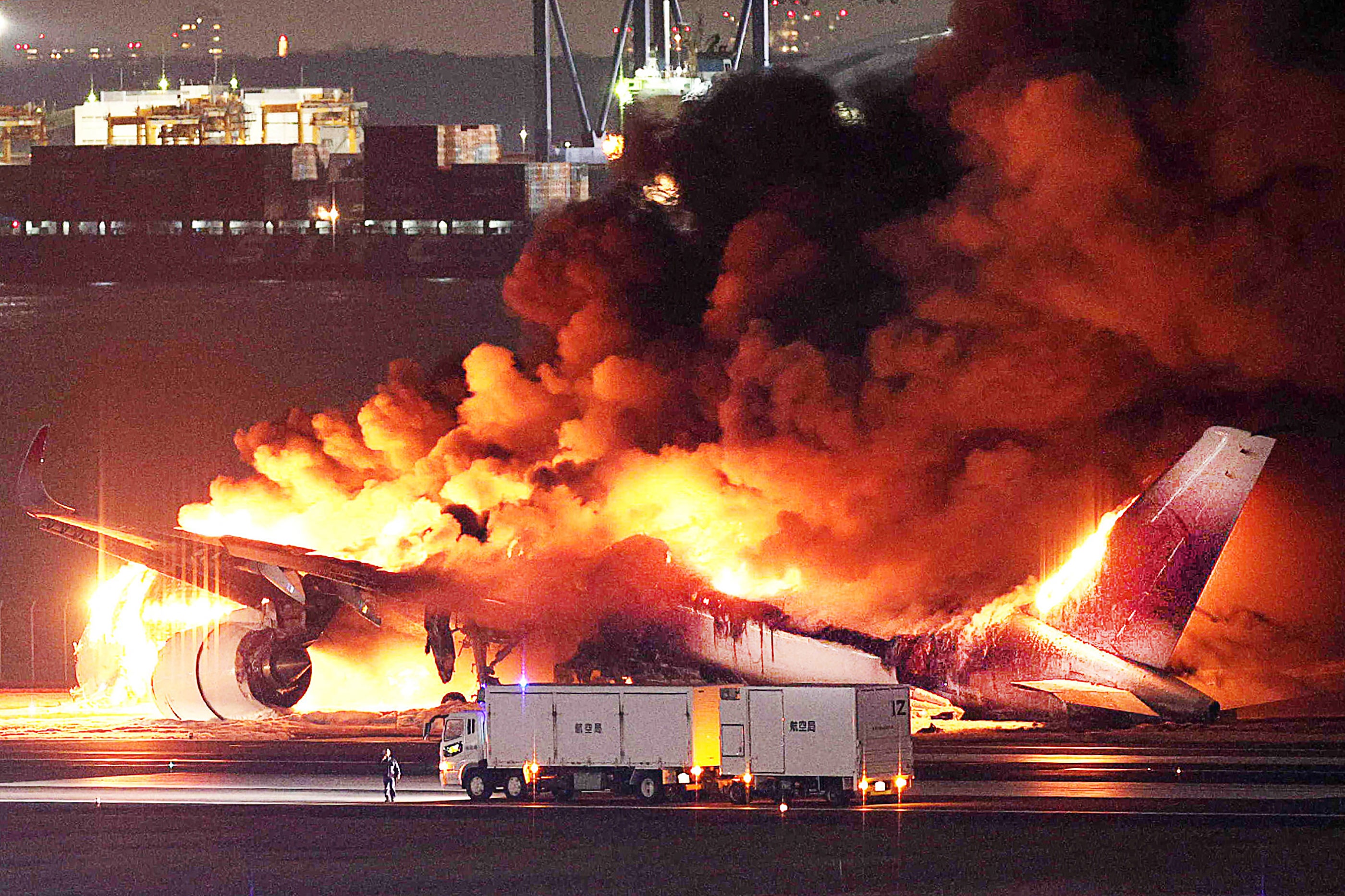 El A350 de Japan Airlines en llamas tras aterrizar en Tokio en enero. Los 379 pasajeros sobrevivieron