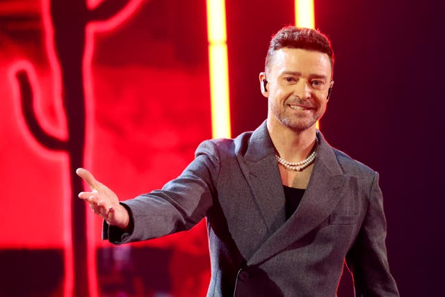 <p>Timberlake intentó disimular el percance bajándose la camiseta </p>