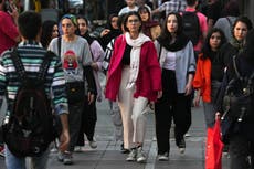 Irán pausa ley más estricta sobre el uso obligatorio del velo para mujeres