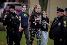 La policía investiga el motivo tras tiroteo mortal en escuela de Wisconsin