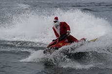 Santa Claus brasileño cambia trineo por jet ski y reparte juguetes y alegrías a niños discapacitados