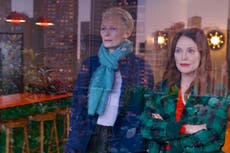 Reseña: En ‘The Room Next Door’, Almodóvar aborda la muerte con vitalidad