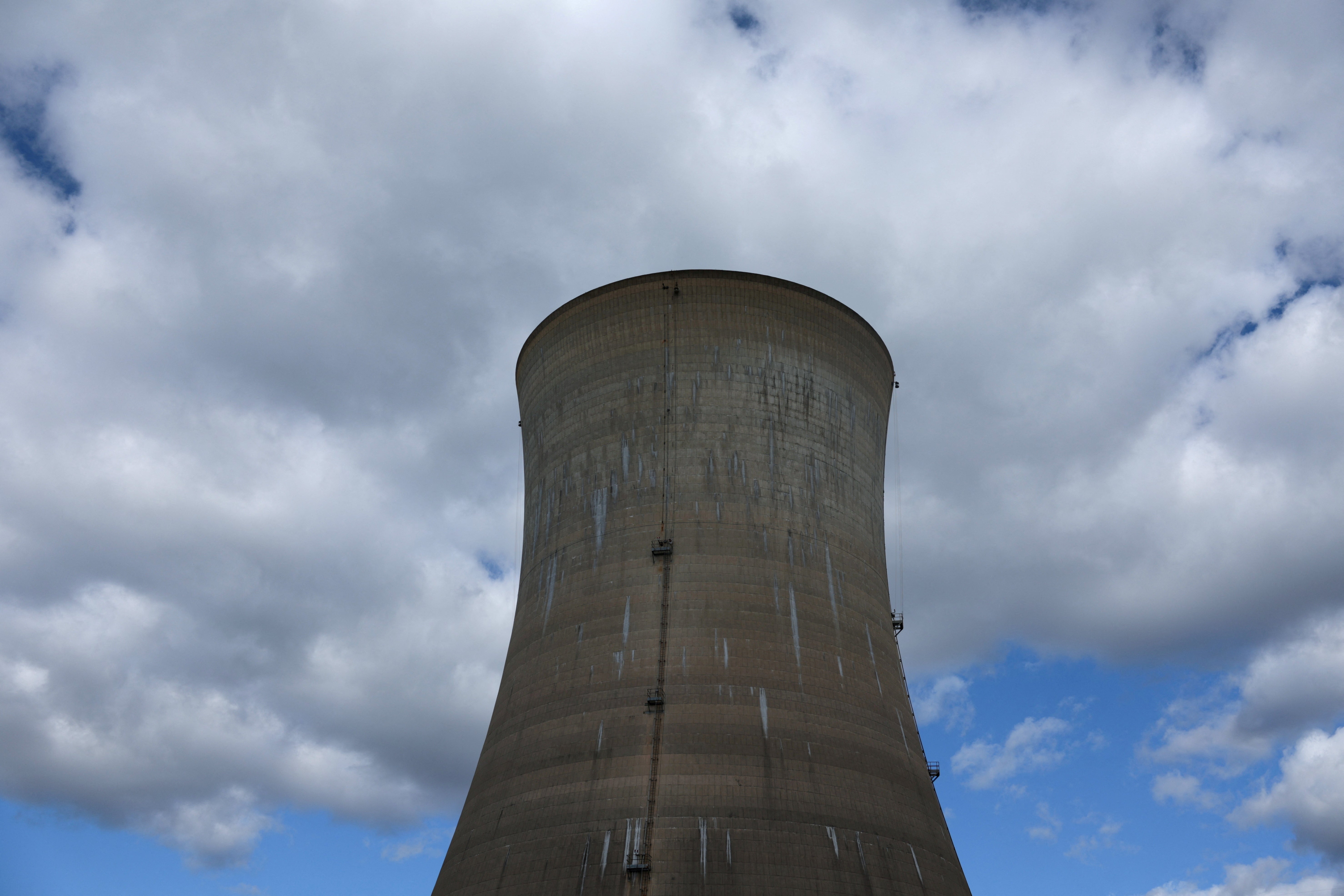 Torre de refrigeración de la central nuclear de Three Mile Island, en Pensilvania, el pasado octubre. La inversión en energías limpias podría ayudar a la humanidad a evitar el colapso, según un nuevo documento