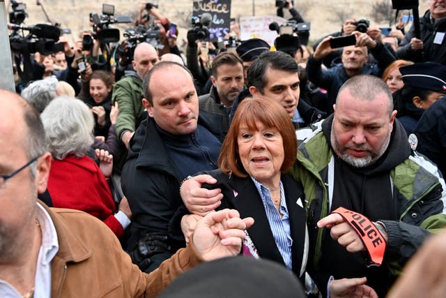 <p>Gisèle Pelicot llegando a la audiencia del veredicto del juicio en Aviñón. Fue drogada y violada por su marido y desconocidos durante una década </p>