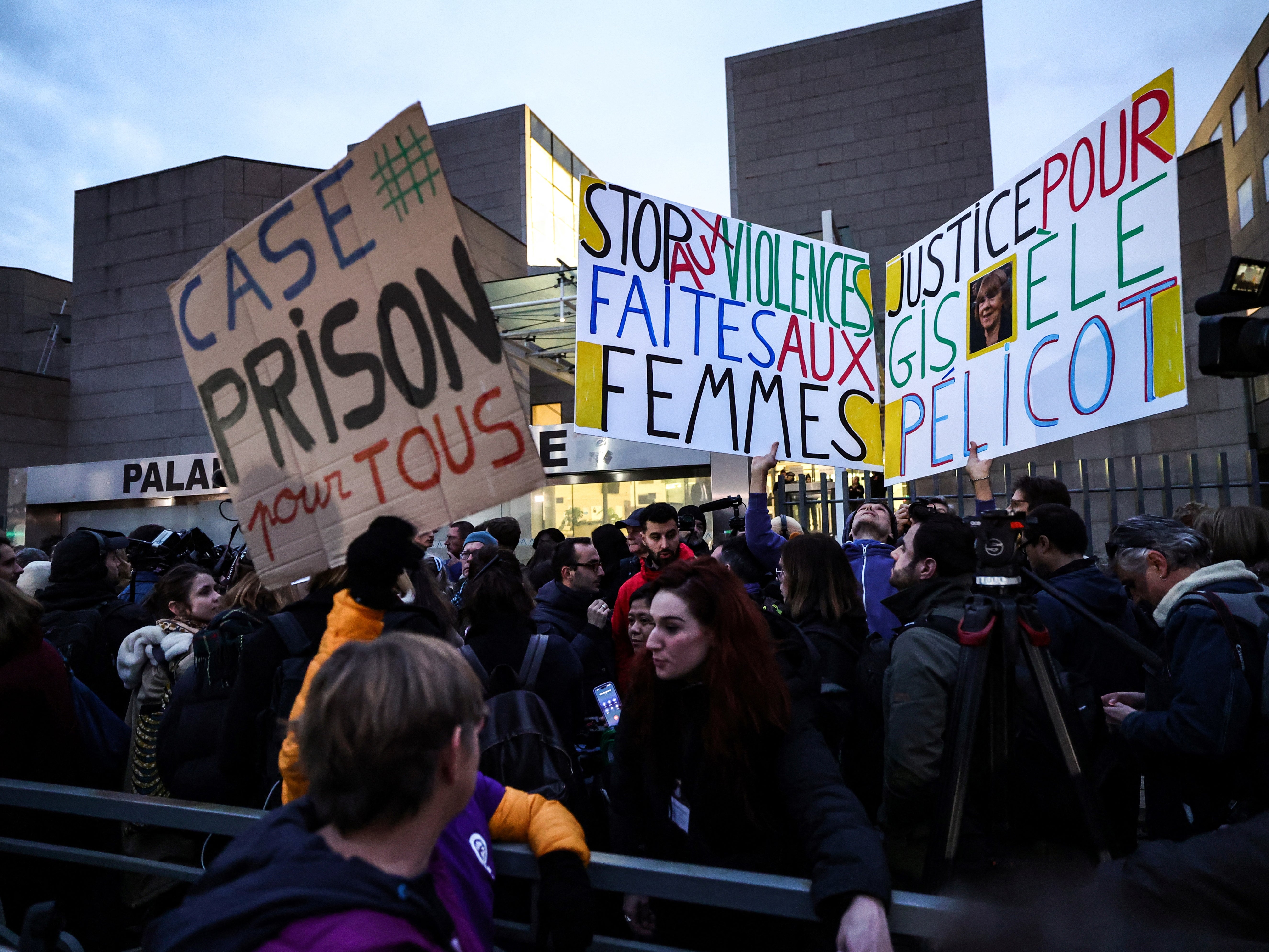 A las puertas del tribunal se congregaron simpatizantes con pancartas en las que se leía “Navidad en la cárcel, Pascua en la cárcel” y “todas las mujeres de la Tierra te apoyan, gracias Gisele”.