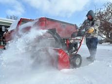 Nieve, hielo y vientos fuertes generan condiciones peligrosas en centro-occidente de EEUU