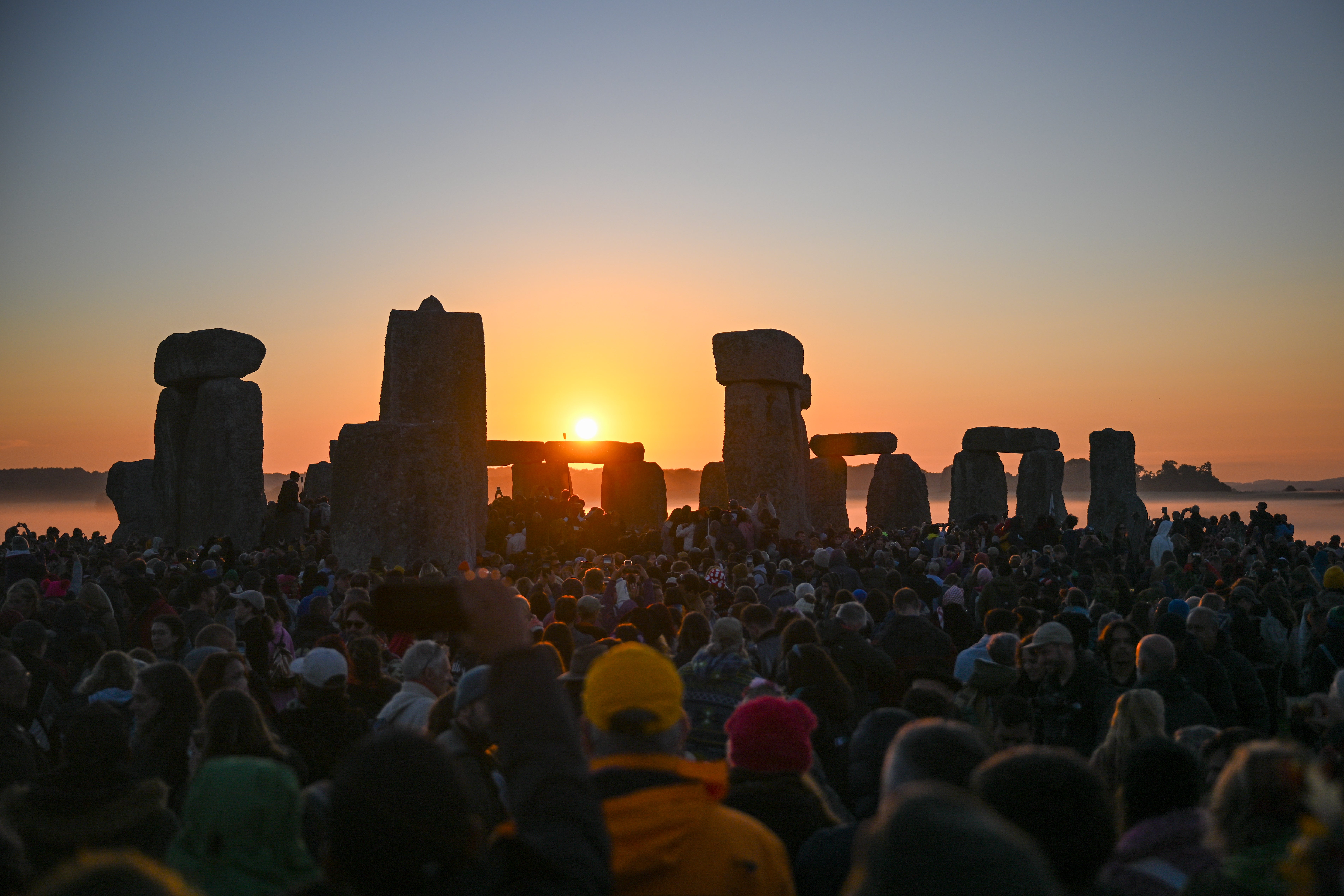 Visitantes observan el amanecer en Stonehenge, el 21 de junio de 2024 en Wiltshire, Inglaterra